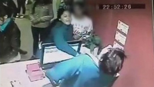 #VideoViral : golpeó a una empleada porque no dejaba que su hija entrara al cine