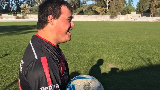 Bahía Blanca: en la liga de fútbol local, jugó por primera vez un joven con síndrome de down