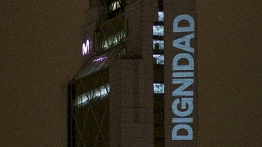 "Dignidad": se viralizó una intervención en la tradicional Torre Telefónica de Santiago de Chile