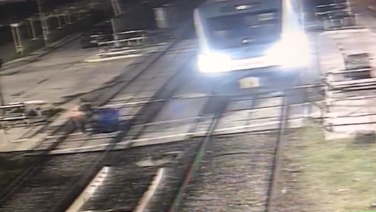 Una mujer salva a una pareja de ser arrollados por el tren
