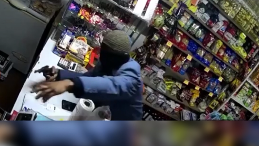 Desesperada súplica de una joven al ladrón que la está asaltando