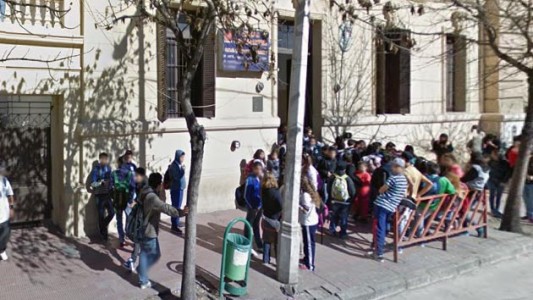 A la salida de la escuela, golpeó a una compañera de su hija