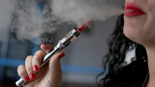 Buscan prohibir marketing directo y puntos de venta de cigarrillos electrónicos
