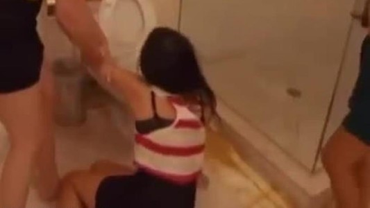 El video sin censura de Kim Kardashian borracha y vomitando en el baño de su mansión
