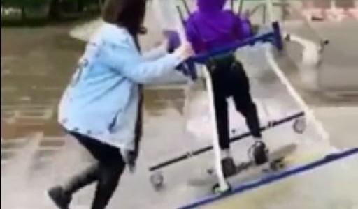 La madre de un niño con parálisis cerebral consigue que su hijo haga skate