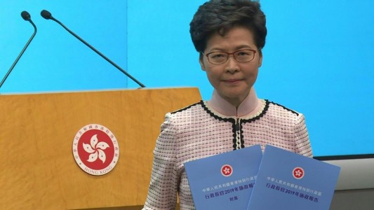 China quiere reemplazar a la jefa del Ejecutivo de Hong Kong