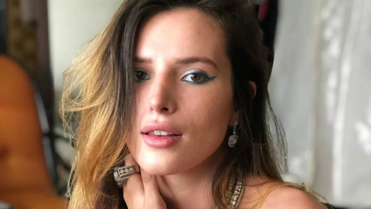 La selfie desnuda de Bella Thorne: topless, collares y piercing en la nariz
