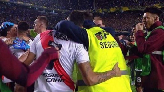 Echaron a un personal de seguridad que festejó con los jugadores de River