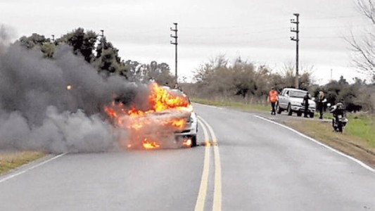 Una mujer prendió fuego a su novio adentro del auto