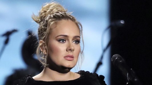 Adele reapareció tras su divorcio: lució muy delgada y en plena fiesta