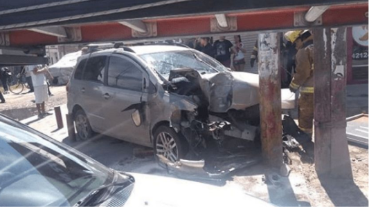 Esperaban el colectivo y fueron atropelladas: la mujer murió y sus hijas resultaron heridas