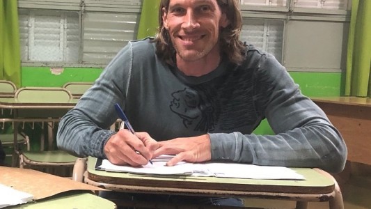 Un campeón olímpico volvió al colegio para cumplir con la promesa que le hizo a su mamá