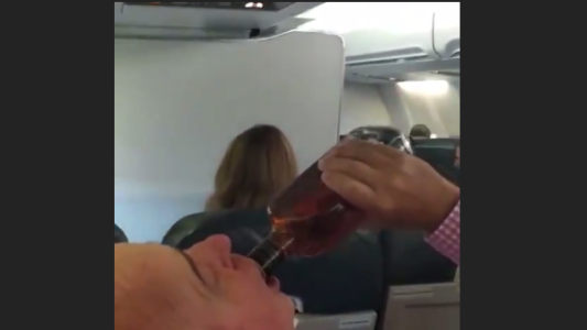Pasajero se empina botella de whisky mientras el resto reza por falla en motor de avión