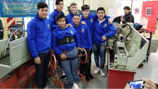 Bipedestadora: sus compañeros le hicieron una silla que le permite pararse