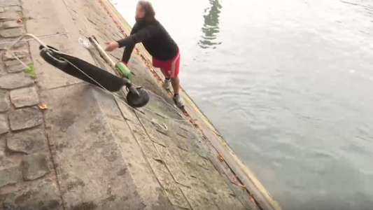 Pesca de monopatines: el nuevo oficio en París