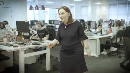 "Emma" el maniquí británico que muestra el deterioro luego de trabajar 20 años en una oficina