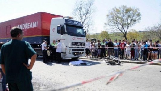 Un nene cayó de la moto en la que iba con su papá y lo aplastó un camión
