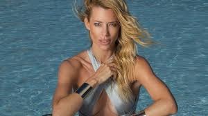 ¿Nicole Neumann rompió la veda electoral?: fotos desnuda y al natural en la cama