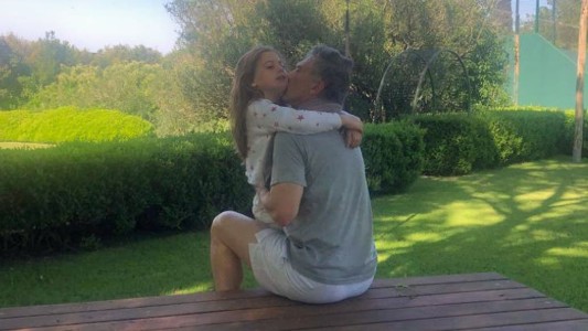 La previa de las elecciones: Macri jugó al paddle y Alberto Fernández cantó con Santaolalla