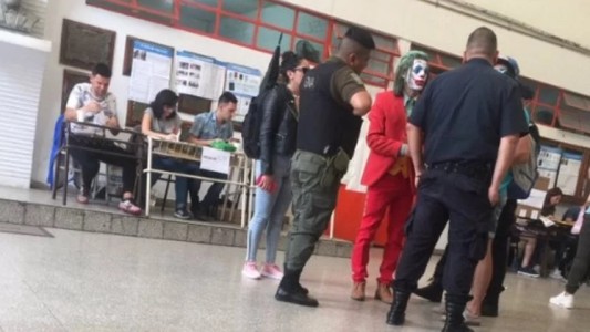 Video: hasta el Jocker de Lanús fue a votar