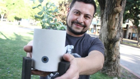 Crearon la primera maceta inteligente que avisa cuando la planta necesita agua