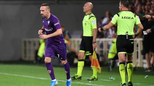 Ribéry fue suspendido tres partidos por empujar a un árbitro