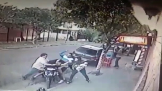 Vecinos golpearon a motochorro que intentó robar en una despensa