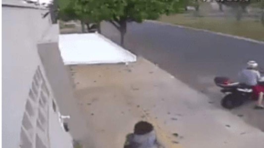 Video viral: la mujer que fue "tragada" por un garage