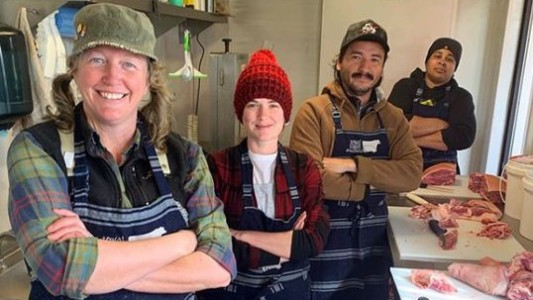 Fue vegetariana durante 30 años hasta que comió una hamburguesa: ahora cría cerdos para comer