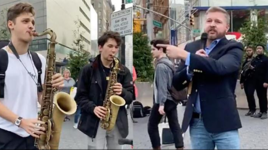 Músicos callejeros callaron a un predicador homofóbico