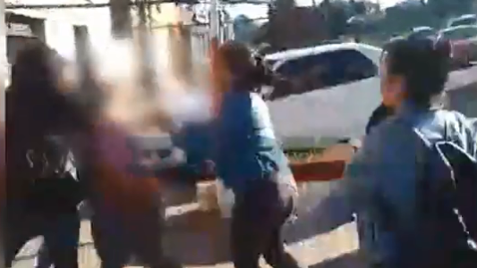 Video: brutales peleas entre chicas y chicos de dos escuelas