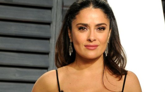 Salma Hayek se mostró en bikini al natural a los 53 años: el blooper que se volvió viral en Instagram