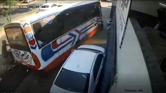 Colectivo descontrolado y un motociclista que increíblemente se salva