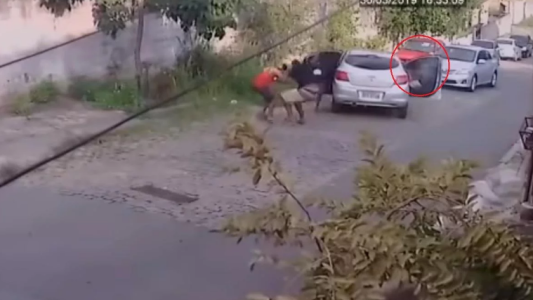 Video: le puso una bocina con disparos a su auto y zafó de un robo
