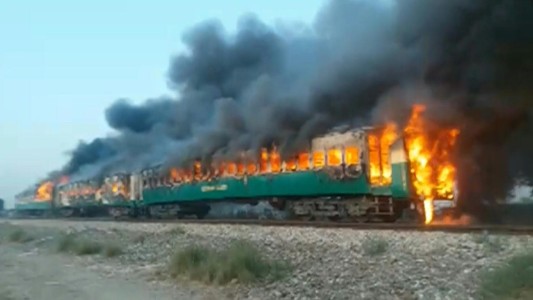 Trágico incendio en un tren en Pakistán deja al menos 71 muertos