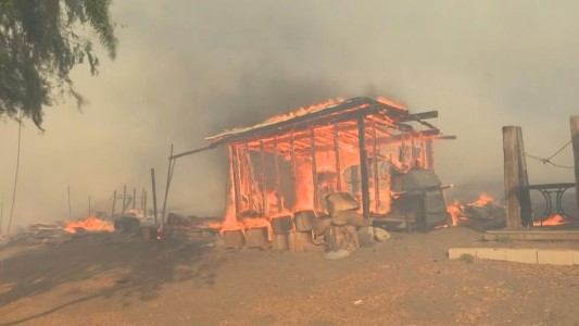 Bomberos intentan evitar que los incendios crezcan por los vientos en California