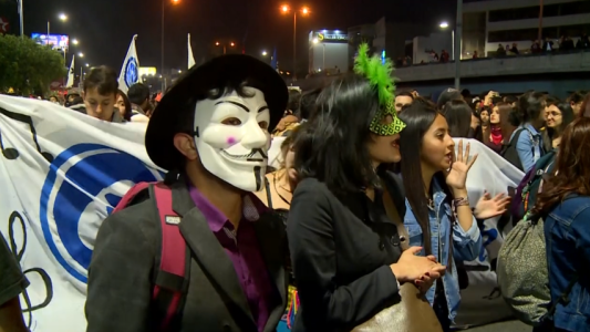 Marcha de disfraces en reclamo de más recursos para educación pública