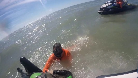 Video: así rescataron a un kayakista de 66 años que no podía regresar a la orilla