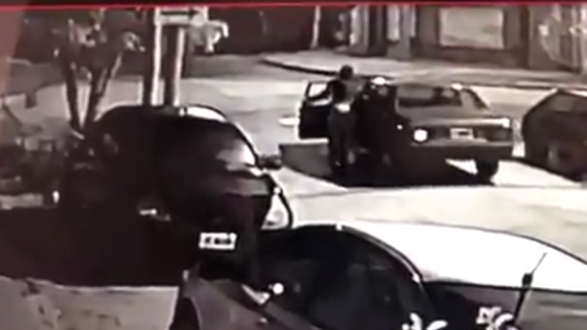 Ladrón no puede arrancar un auto para robárselo y se lo lleva empujando