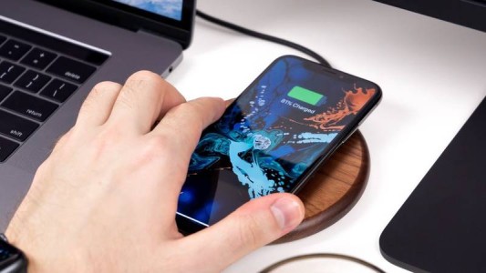 Perú: un joven murió electrocutado por usar el celular mientras lo cargaba