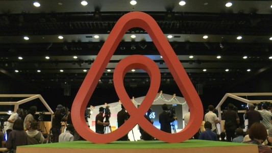 Airbnb prohíbe las "casas de fiesta" tras mortal tiroteo en EEUU