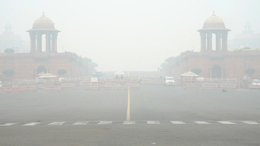 Nueva Delhi paralizada y sumergida en el smog