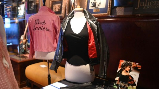 Subastan en 400 mil dólares prendas que usó Olivia Newton John en  "Grease"