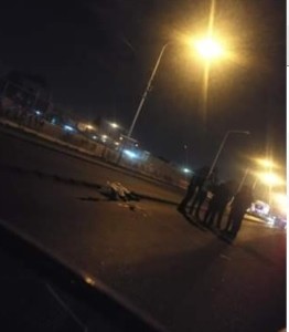 Tiraron a una mujer en medio de la Ruta 21 y la atropelló un camión