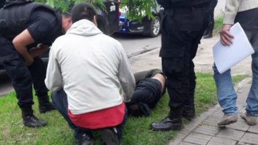 Video: un policía mata por la espalda a un adolescente que le quería robar a una mujer