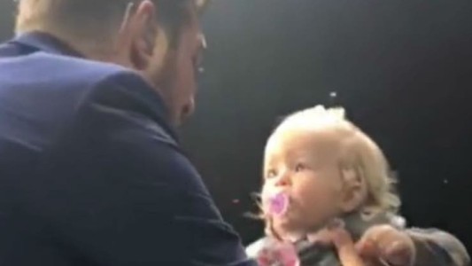 Michael Bublé presentó a su hija Vida durante un recital en Amsterdam