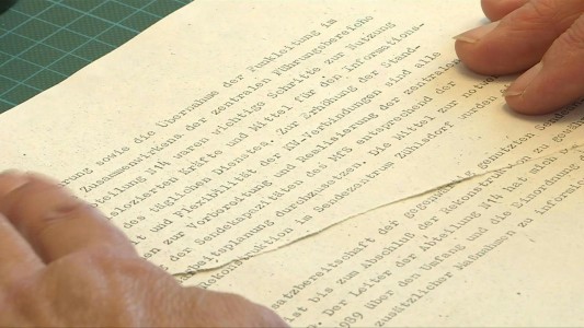 La mujer que reconstruye archivos destruidos por la Stasi