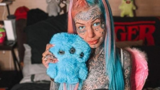 La joven que se tatuó los ojos de azul y quedó ciega por varias semanas