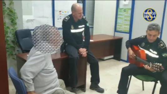 Un policía toca la guitarra para tranquilizar a un hombre con alzheimer que se había perdido