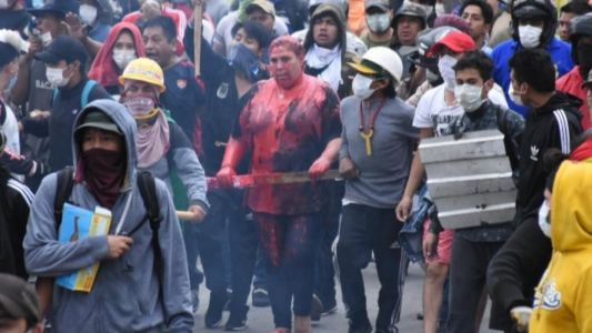 Cobarde agresión a alcaldesa por parte de opositores a Evo Morales